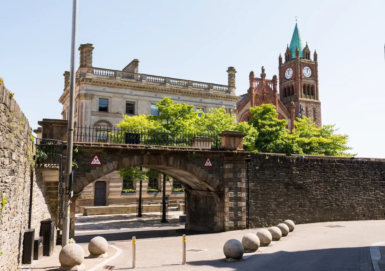 Walled Heritage & River Foyle Views: Dublin to Derry / Londonderry (County Londonderry)