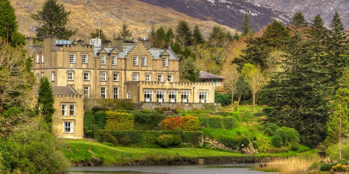 Private transfer to Ballynahinch Castle in Connemara with VIPtransfer.ie